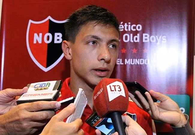 Chuyển nhượng bóng đá từ Hà Lan, Ajax đã gửi lời đề nghị 7 triệu euro dành cho trung vệ Lisandro Martinez. Cầu thủ sinh năm 1998 hiện tại đang thi đấu ấn tượng trong màu áo CLB Defensa tại Argentina.