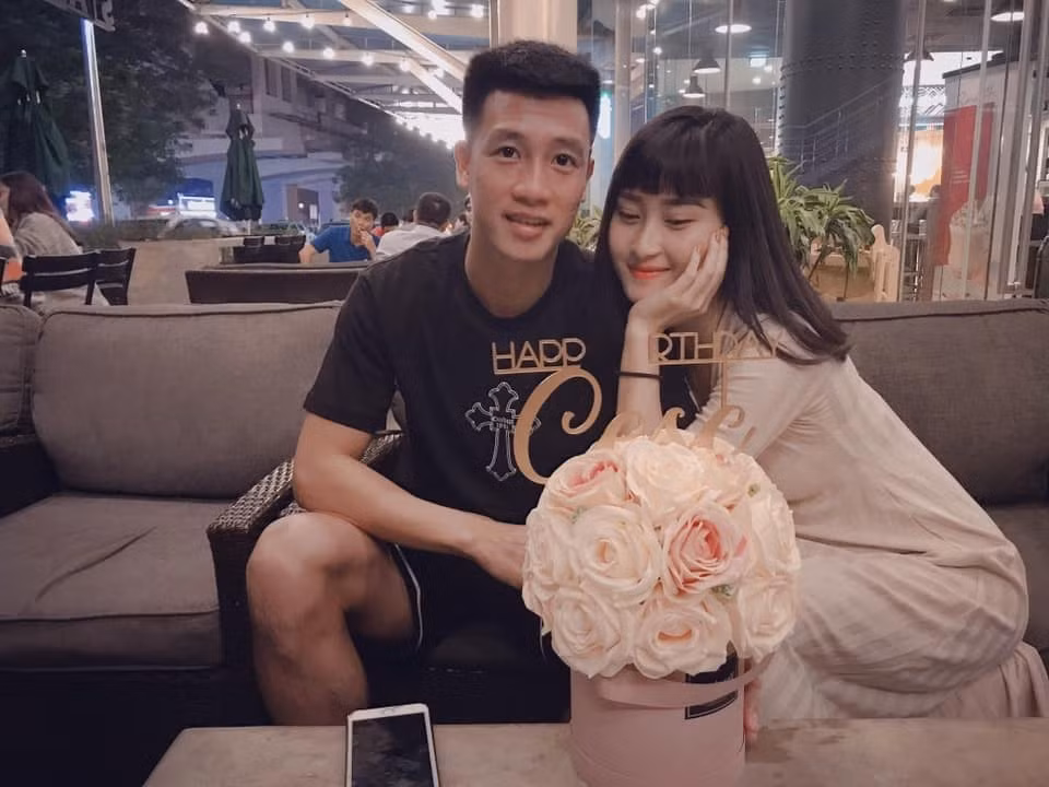 Khi yêu, Huy Hùng là chàng trai không mấy khi lãng mạn nhưng rất chân thành khiến bạn gái luôn cảm thấy vững chãi và an toàn. Tuy nhiên, anh chàng cũng không phải là người chiều bạn gái thái quá. Nhiều khi Thuỳ Dương giận dỗi vô cớ, Huy Hùng sẽ không chịu xuống nước dỗ dành.