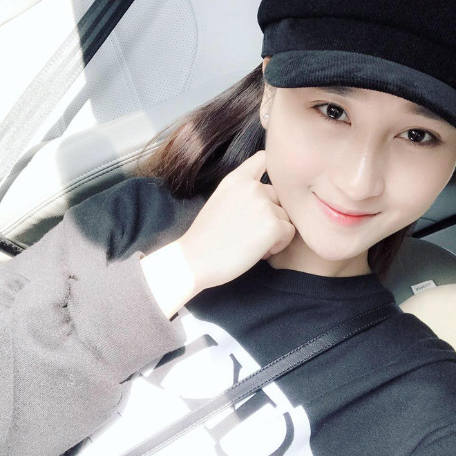 Thuỳ Dương chia sẻ thêm: "Mình cực kì vui vẻ và hạnh phúc. Mình đã mong chờ bàn thắng của anh lâu lắm rồi. Mình cũng rất muốn cảm ơn cả đội đã cùng chiến đấu kiên cường, cùng phối hợp ăn ý để anh Hùng và anh Huy lập công".