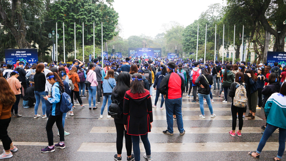 Ngay từ rất sớm tại tượng đài Lý Thái Tổ, đã có rất đông các bạn trẻ tới để cùng tham gia những hoạt động trong Lễ Phát động Chiến dịch Giờ Trái đất 2018. Đây cũng là hoạt động khởi đầu cho các hoạt động, các cuộc thi liên quan đến việc bảo vệ môi trường sống và tiết kiệm năng lượng.