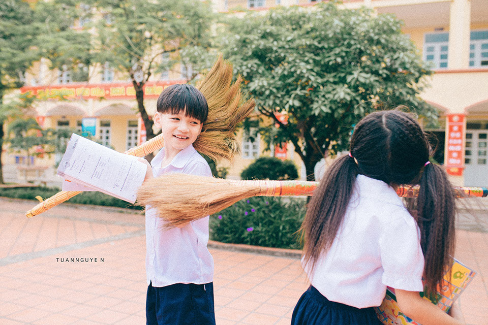 Cùng với chủ đề nhớ về tuổi thơ học tiểu học, bộ ảnh mới của Cao Hữu Nhật và mẫu nhí Nguyễn Trần Hà My thực sự đã khiến nhiều dân mạng thích thú.