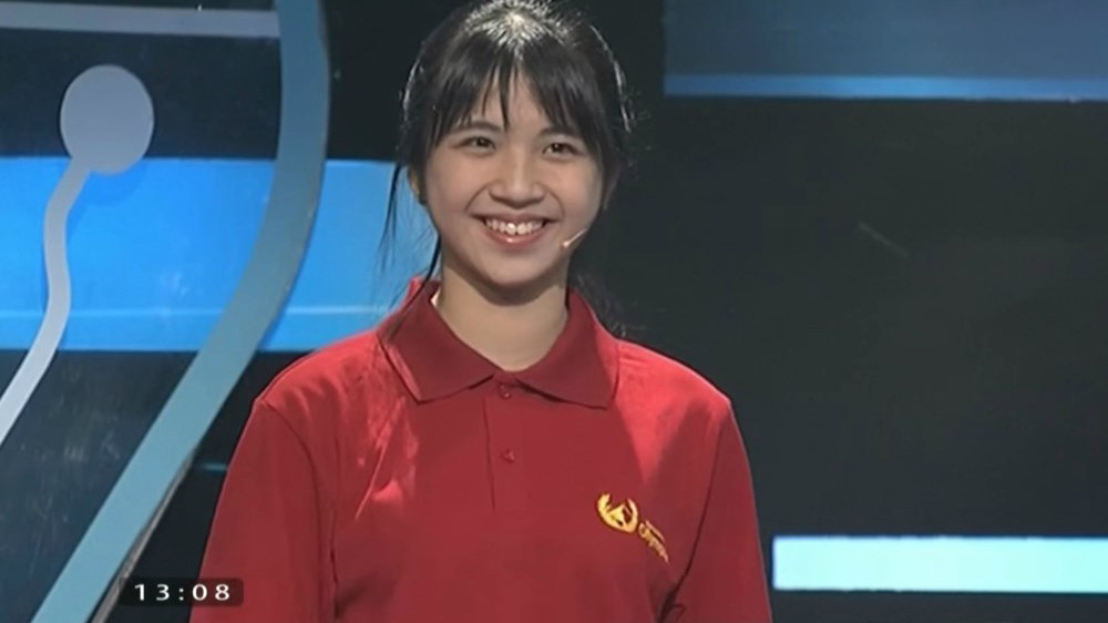 Vào đầu tháng 3/2016, hình ảnh một cô bạn thí sinh trong Đường lên đỉnh Olympia đã được chia sẻ rộng rãi với dòng caption "Đây là thí sinh nữ đang gây náo loạn tại trường quay S14 lúc này". Với gương mặt xinh xắn cùng nụ cười duyên dáng, bạn nữ này đã làm không ít người phải "xiêu lòng" khi trót xem ảnh.