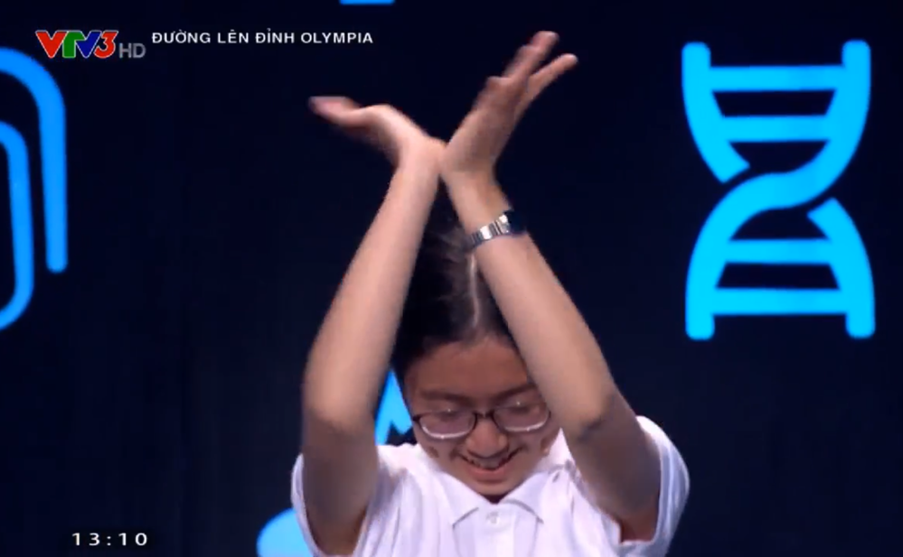 Để làm rõ hơn, MC Ngọc Huy đã hỏi Huệ Anh hành động "nhây và lầy" gần đây nhất là gì, nữ sinh này trả lời rằng đó là hành động múa quạt trong lớp. Sau đó, Huệ Anh đã có màn biểu diễn múa quạt ngay tại trường quay.