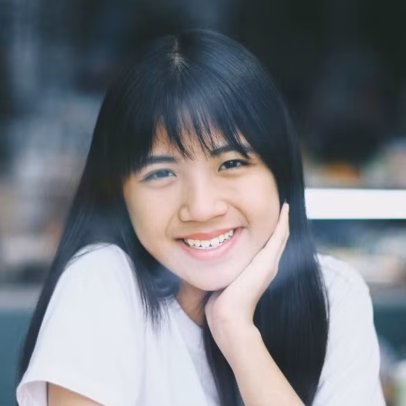 Khoảng thời gian sau, Lan Thy bất ngờ bị dính phải thị phi khi lộ điểm thi môn Lịch Sử dưới trung bình trong kì thi THPT Quốc gia. Nghiêm trọng hơn, Lan Thy còn dính tin đồn gây ra hậu quả cực kỳ nghiêm trọng về vấn đề bản quyền trong quá trình theo học tại Lê Hồng Phong. Tuy nhiên, cô bạn này vẫn luôn giữ im lặng và đi qua bão dư luận, đồng thời sang Nhật Bản du học.