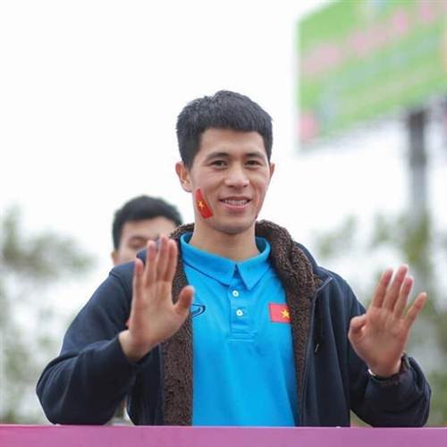 Dù nói chưa chuẩn, đôi khi còn sai nhiều lỗi ngữ pháp tuy nhiên bù lại, chính tinh thần cầu tiến, không giấu cái sai và chịu khó trau dồi của Trọng "ỉn" đã khiến các fan càng thêm yêu quý chàng trai này.