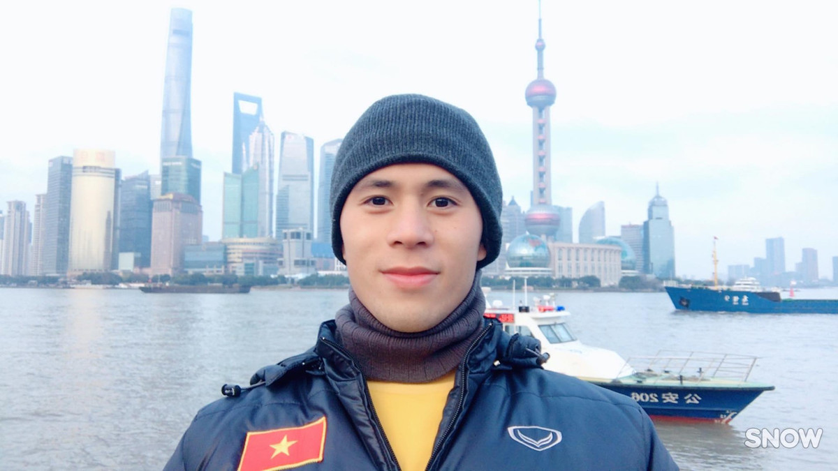 Trong khi Hà Đức Chinh vào chỉnh lại "no many", Duy Mạnh nhái Trọng "ỉn" thì Văn Toàn lại comment "xấu hổ vì tiếng Anh, không xứng đáng làm học sinh của tao". Đình Trọng vẫn không hề nản lòng khi trả lời lại là "so ri tít chờ Lee Toàn" (sorry teacher Lee Toàn).