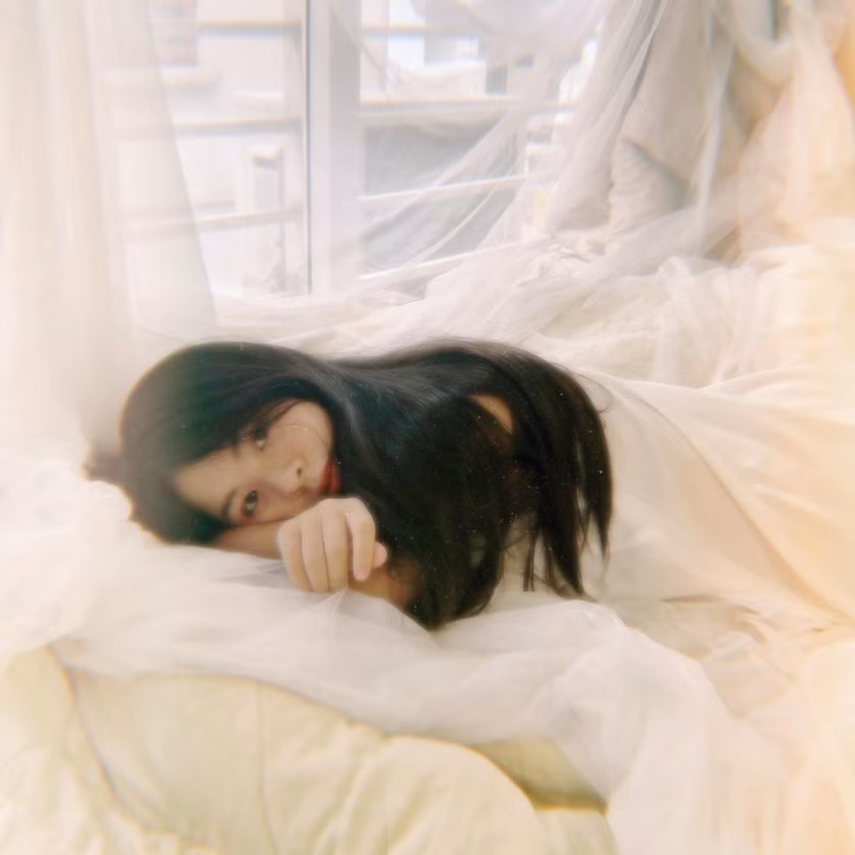 Ngay từ lúc nhỏ, Hồng Khanh đã hay theo mẹ dự các sự kiện nghệ thuật. Lúc đó, người ta nhận xét sau này khi lớn, Hồng Khanh chắc chắn rất xinh đẹp và điều đó đã được chứng minh.