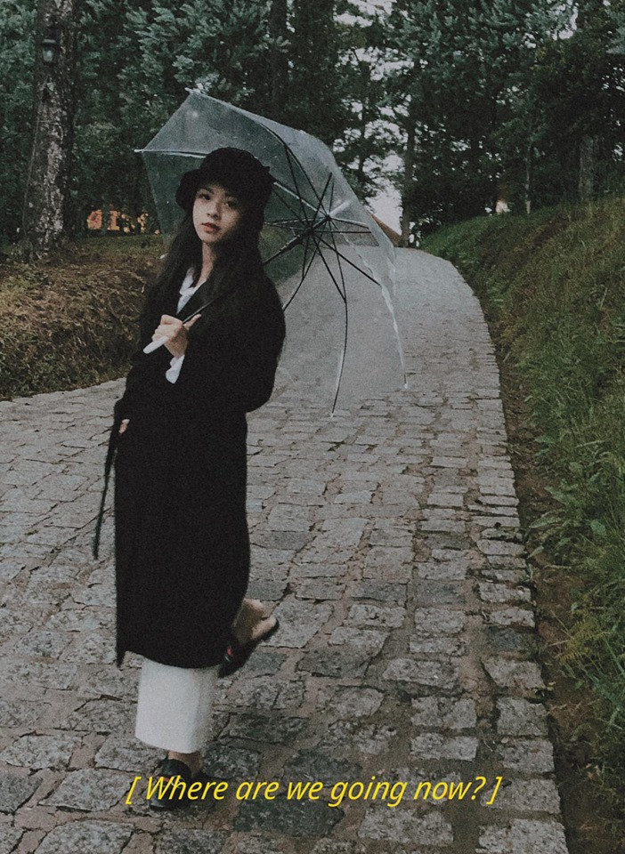 Hồng Khanh càng lớn, cô càng dịu dàng hơn, quyến rũ hơn. Ở lứa tuổi 15, cô cao 1m58, nặng 48kg, có phong cách thời trang rất đa dạng, hợp mốt.