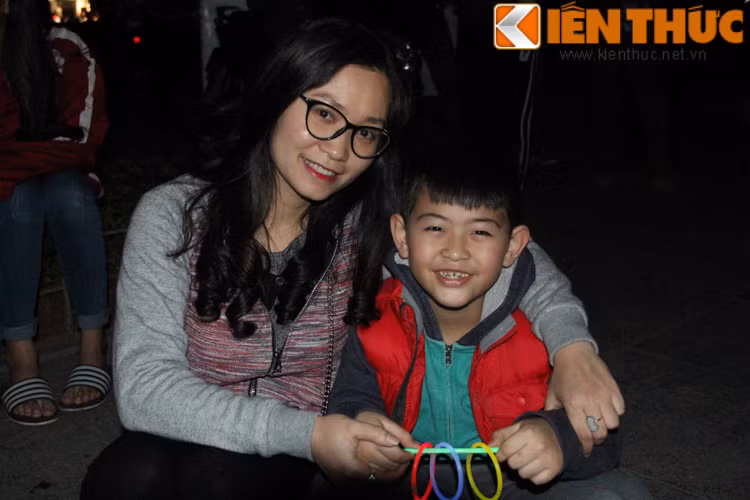 Nụ cười tươi của các bạn trẻ Hà thành khi tham gia chương trình Giờ trái đất năm 2017.