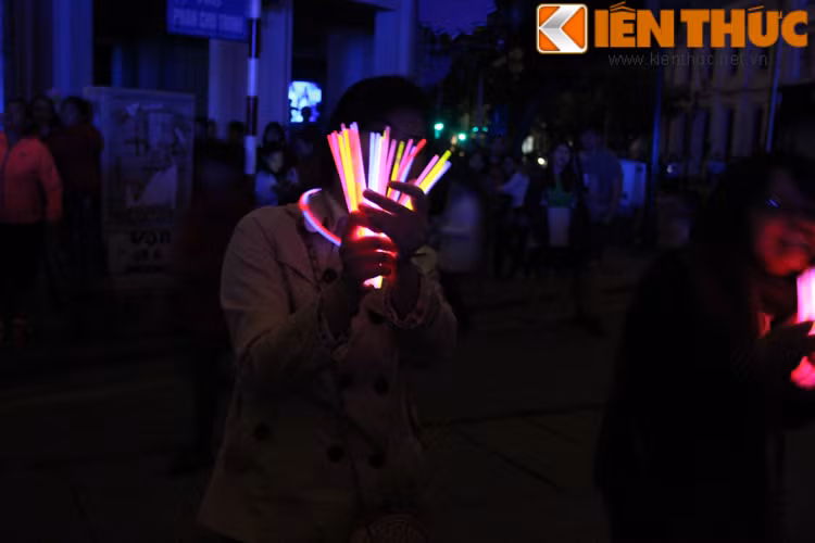 "Việc sử dụng thanh phản quang phát sáng là một ý tưởng hết sức văn minh và an toàn bởi nó không ô nhiễm môi trường và sạch sẽ hơn là đốt nến" - Bác Hoàng Minh Ánh (57 tuổi) đến từ Hà Nội chia sẻ khi tham gia chương trình Giờ trái đất năm 2017 vừa qua.