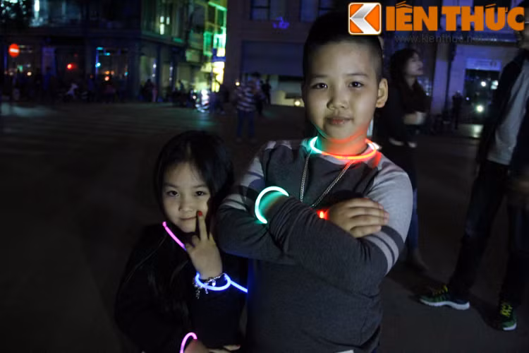 Không chỉ làm sáng bừng không gian của chương trình Giờ trái đất 2017, những thanh phản quang phát sáng còn được nhiều bạn trẻ Hà thành dùng như một phụ kiện trang trí khá đẹp.