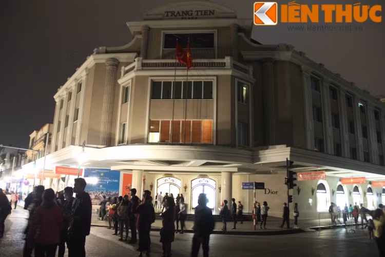 Dạo qua các địa điểm nổi tiếng với những ngọn sáng trang trí tưng bừng tại Hà Nội như Tràng Tiền Plaza hay Vincom Bà Triệu thì đúng 20h30 tất cả các nguồn sáng tại các trung tâm này đều được tắt để chung tay hành động vì một trái đất trong sạch.