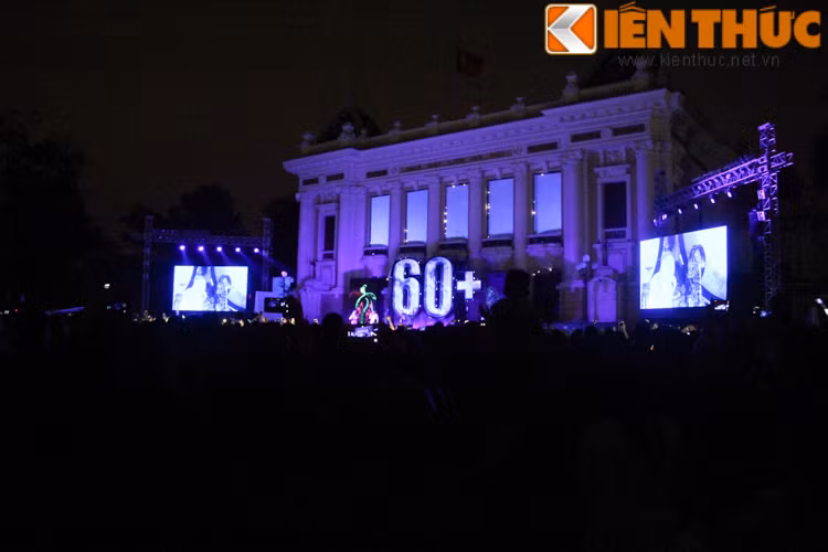 Chính bởi vậy, để hưởng ứng cho chương trình Giờ trái đất 2017, tối 25/3 rất nhiều bạn trẻ đã tập trung tại quảng trường Nhà hát Lớn Hà Nội để cùng chung tay với hàng tỷ người trên hành tinh hành động vì một mái nhà chung trong sạch và thanh bình.