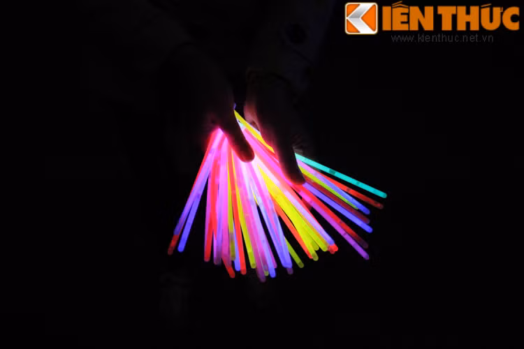 Như mọi năm, các bạn trẻ tham gia chương trình Giờ trái đất sẽ tắt điện và thắp nến để hưởng ứng 60 phút tiết kiệm điện. Nhưng năm nay, một nét mới được các bạn trẻ áp dụng đó là sử dụng những thanh phản quang phát sáng thay cho việc đốt nến.