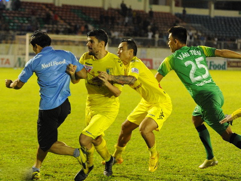 HAGL, Ha Noi T&T, Than Quang Ninh nhan an phat nang tu VFF