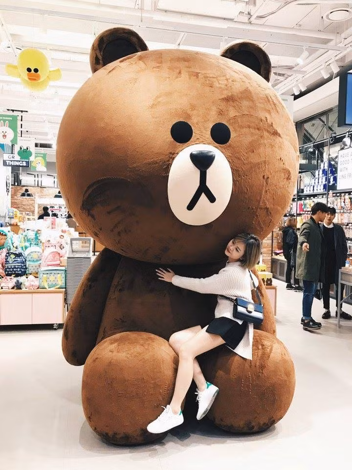 Với chiều cao lên tới hơn 2m những chú gấu xám khủng lồ này được đặt ở các sảnh lớn ở Flagship Line Friend Myeong Dong. Ảnh: Giang Vũ Trà