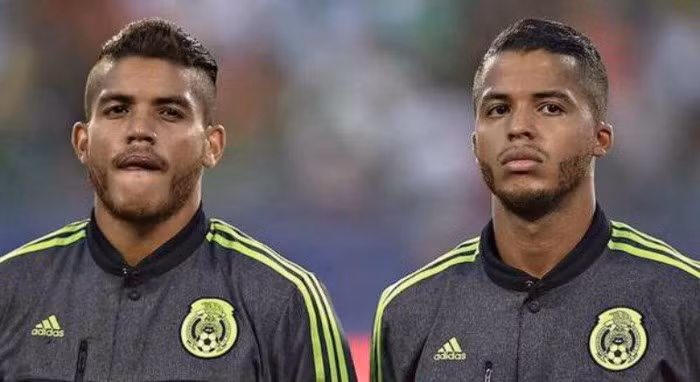 Cả Giovanni và Jonathan đều là những sản phẩm của lò đào tạo La Masia trứ danh, nhưng đều không trụ lại được ở Barcelona. Giovanni (29 tuổi) hiện đang chơi bóng tại Los Angeles Galaxy. Còn Jonathan là cầu thủ cùng lứa với Thiago Alcantara của đội tuyển Tây Ban Nha. Giống anh trai, tiền vệ này cũng chọn LA Galaxy làm điểm đến dù đang có 1 sự nghiệp khá ổn tại Villarreal.