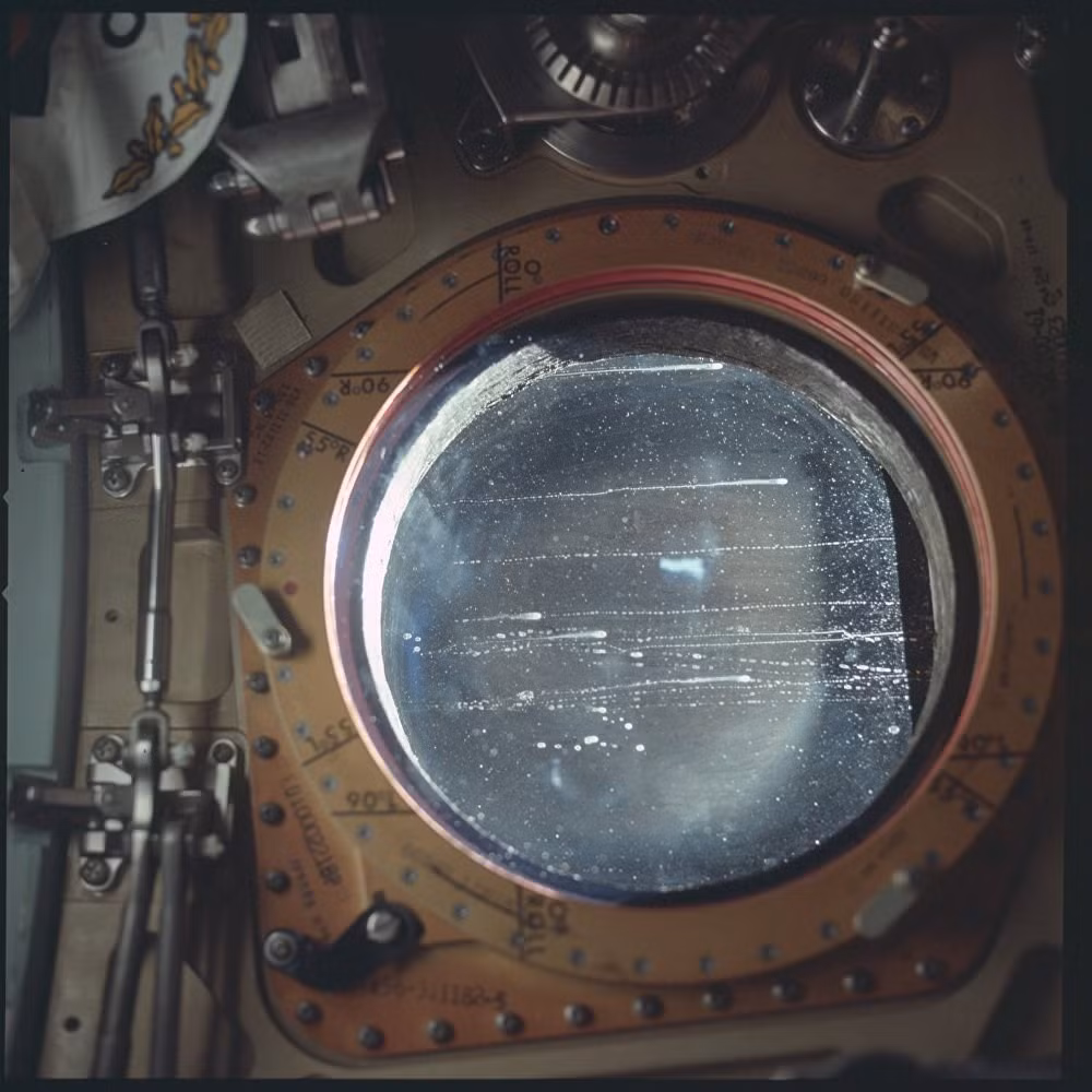 Thiết bị này cho phép phi hành đoàn đi xa hơn từ tàu hạ cánh Lunar Module. Phi hành đoàn có thể kiểm tra bề mặt Mặt Trăng nhờ máy ảnh toàn cảnh, phổ kế tia gamma, một máy đo độ cao bằng laser và nhiều dụng cụ khác. (Nguồn: Sputniknews).