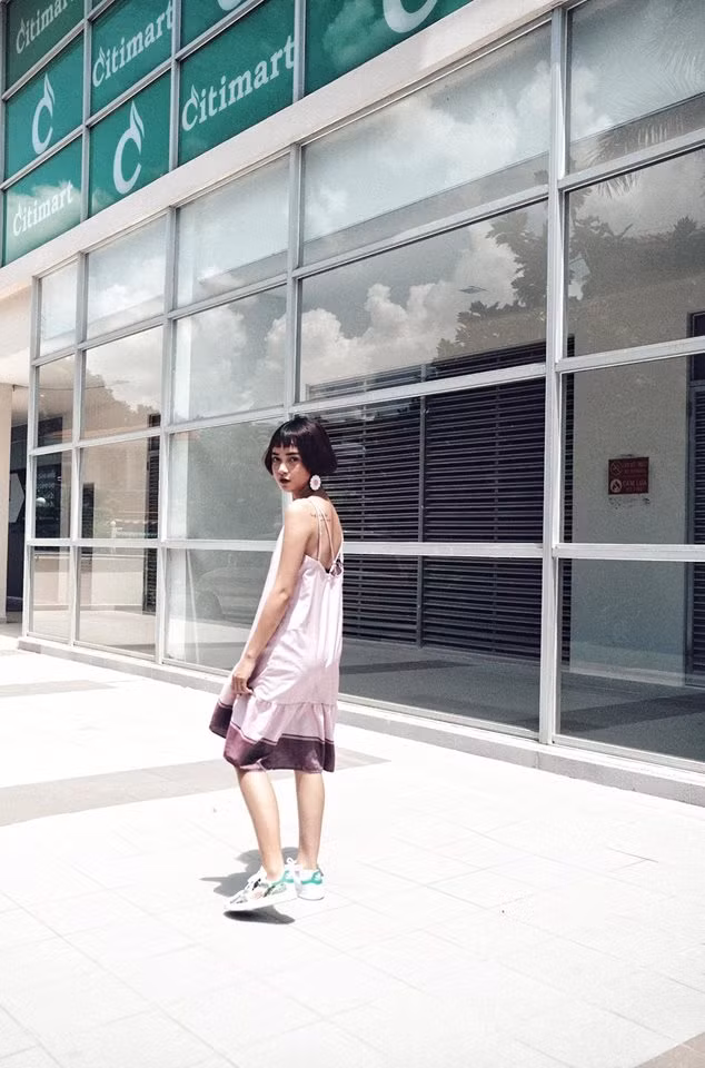 Mai Kỳ Hân sở hữu khuôn mặt tròn, vóc dáng nhỏ bé và xinh như búp bê cùng mái tóc ngắn cá tính. Mặc dù là gương mặt trong không ít bộ hình của các shop thời trang, thế nhưng Kỳ Hân không có một chiều cao lý tưởng, chỉ 1m58.