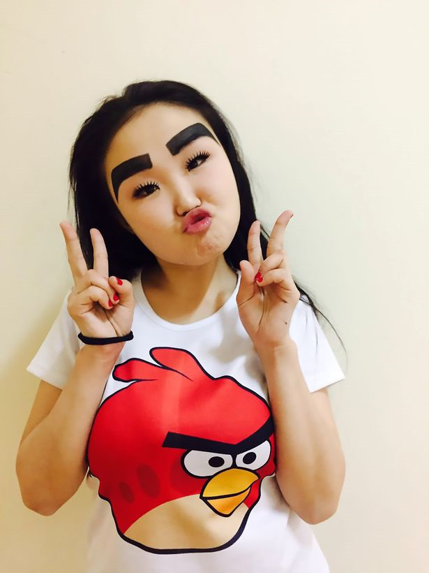 Ban đầu, trước sự nổi tiếng bất ngờ, Anzhelika có chút ngại ngùng nhưng cô dần nhận ra đây chính là cơ hội để nổi tiếng. Vì thế cô gái 21 tuổi quyết định tô cặp lông mày của mình đậm và to hơn, nhằm thu hút sự chú ý.