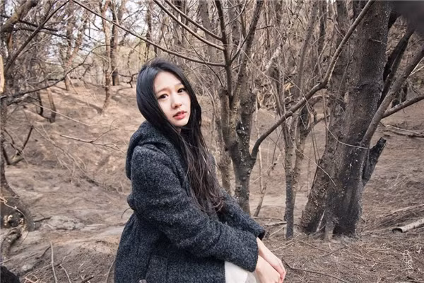 Theo những gì dân mạng có được, cô nàng "mĩ nhân thợ lặn" này có tên là Trần Di Quân, hiện đang sống tại Đài Loan và là sinh viên Đại học công giáo Phụ Nhân, khoa âm nhạc.