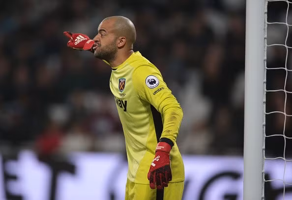 Đứng trong khung gỗ của đội hình tiêu biểu vòng 17 Ngoại hạng Anh là cái tên khá lạ lẫm, Darren Randolph. Chính thủ thành người Cộng hòa Ireland này đã là người góp công chính mang về 3 điểm cho CLB West Ham trước Hull City bằng những pha bay người cản phá xuất sắc.