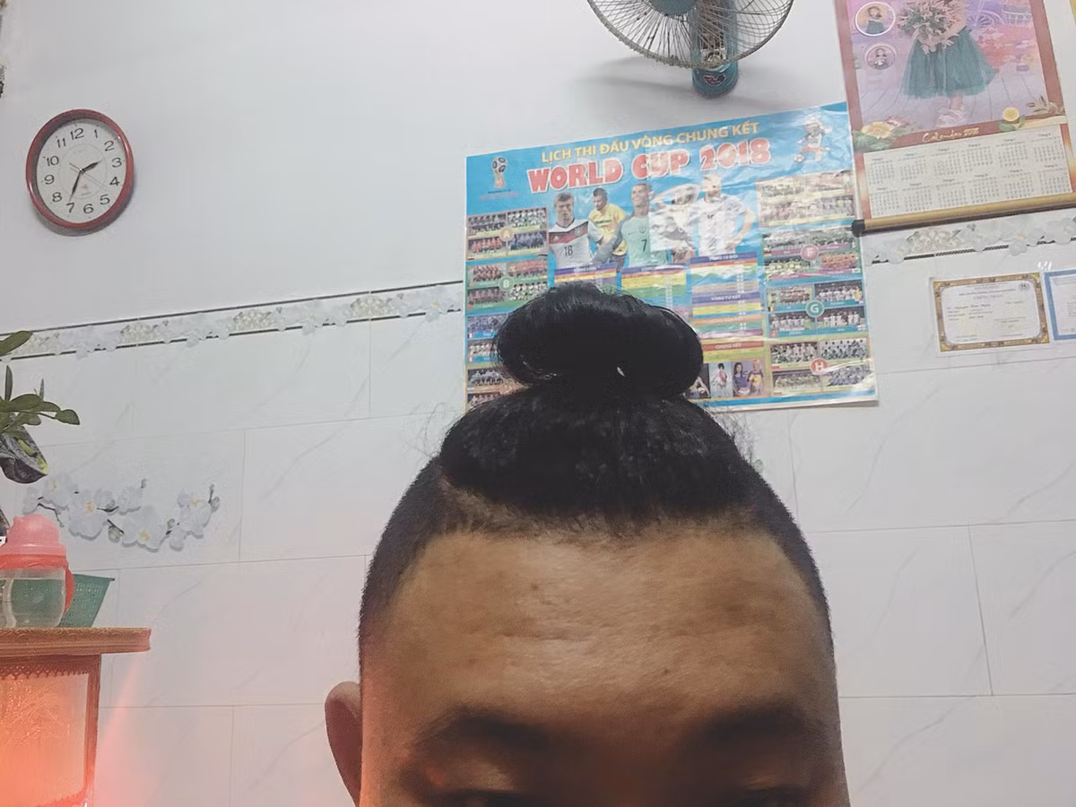 Được biết, nhân vật chính của loạt ảnh là Nguyễn Hữu Thanh (sinh năm 1988), vợ Thanh - tác giả của các kiểu tóc là Kim Oanh (sinh năm 1992). Cặp đôi đang sống ở quận 7, TP.HCM.