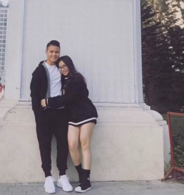 Nhan sắc của bạn gái Nguyễn Quang Hải cũng khiến nhiều người ngưỡng mộ khi cô sở hữu khuôn mặt xinh xắn cùng nụ cười rạng rỡ. Bên cạnh đó, Nhật Lê còn sở hữu thân hình quyến rũ, nóng bỏng.