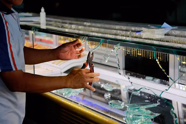 Tủ kính bị cướp đập vỡ.