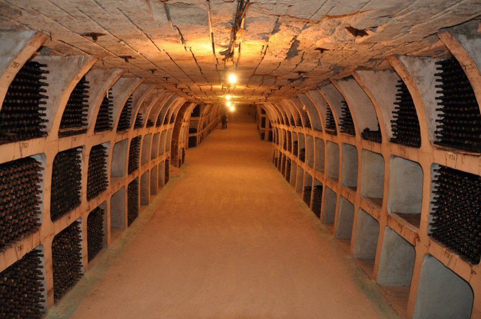 Nằm dưới lòng đất vùng rượu vang Codru nổi tiếng ở Cộng hòa Moldova, một hầm rượu vang đạt kỷ lục Guinness thế giới được ví như thành phố ngầm khổng lồ. Ảnh: Solei.