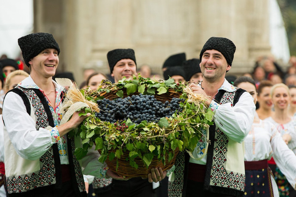 Đến Moldova, du khách có thể đăng ký các tour tham quan từ thủ đô Chişinău. Vào tháng 10, bạn có thể tham dự các hoạt động mừng Ngày rượu vang quốc gia. Ảnh: Winetourmoldova.