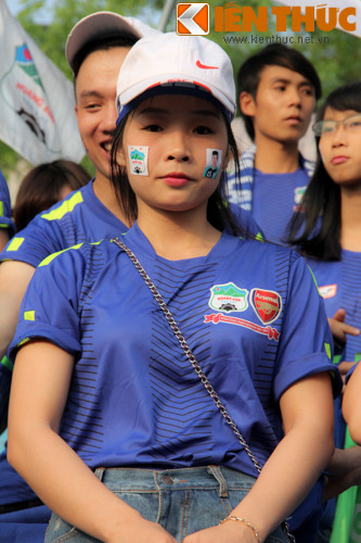 Các fan nữ xinh đẹp của CLB HAGL không tỏ ra mệt mỏi vì phải vượt qua hành trình dài. Họ vẫn xinh đẹp và liên tục cổ vũ để tiếp lửa cho các cầu thủ dưới sân.