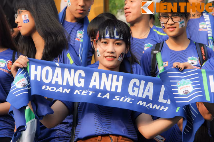 Một fan nữ của CLB HAGL gửi lời chúc đến các cầu thủ: "Các cầu thủ HAGL hãy vững tin chiến đấu, dù trường hợp xấu nhất xảy ra chúng tớ vẫn luôn bên các bạn hãy thi đấu hết mình, nhiệt huyết, máu lửa và thành công không còn xa chúng ta".