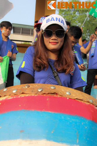 Các fan nữ của CLB HAGL thể hiện sự chuyên nghiệp của mình trong cách cổ vũ, những vũ điệu, những tràng vỗ tay theo nhịp liên tục được họ thể hiện.