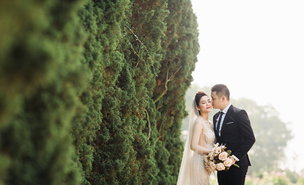 Cô dâu Mai Ka là người có gương mặt ưa nhìn với từng đường nét tinh tú còn chú rể Minh Hải là anh chàng điển trai với cơ bắp và thân hình rắn rỏi.