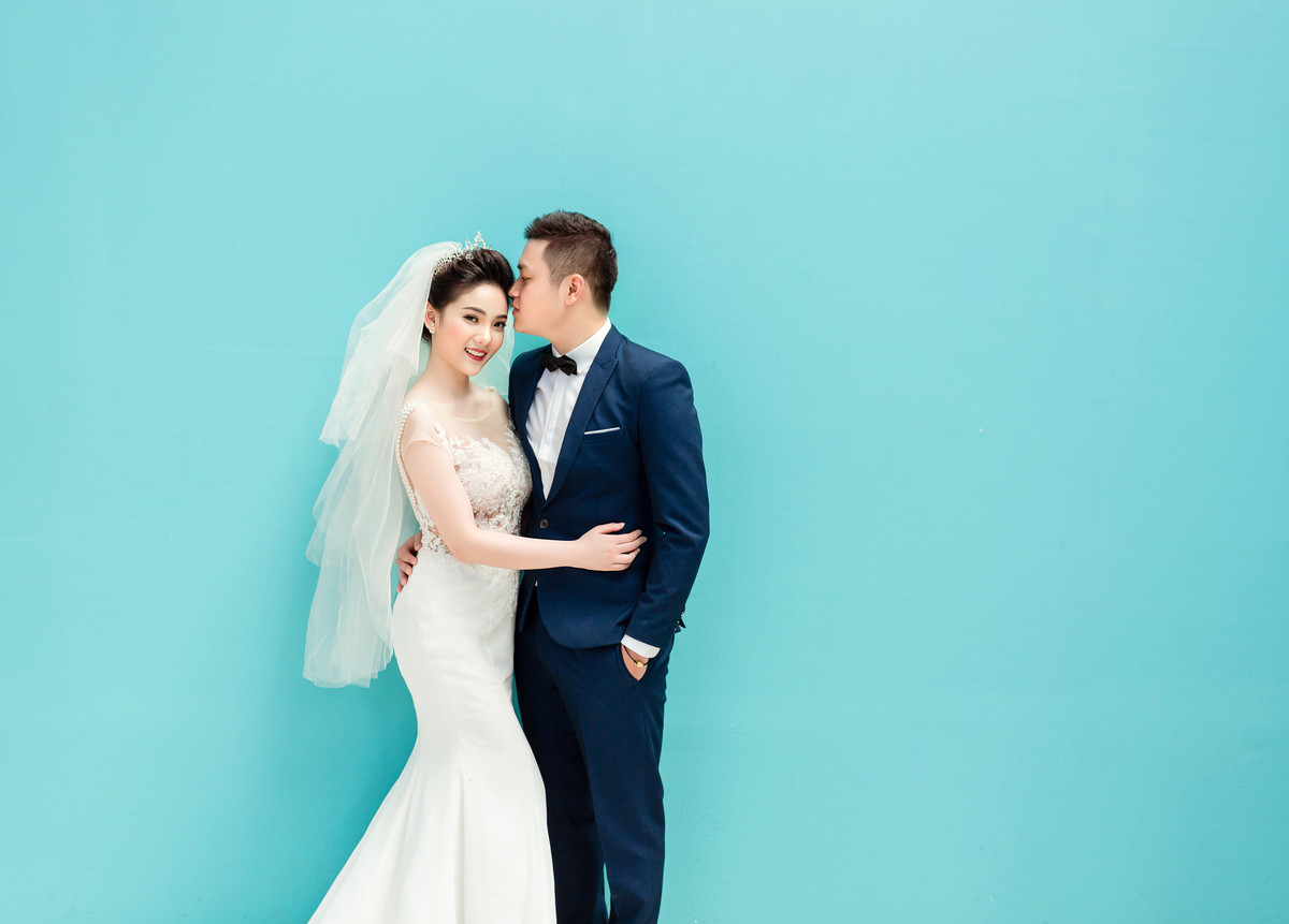 Sau 3 năm yêu nhau, Minh Hải và Mai Ka quyết tâm về chung về nhà. Do công việc là tiếp viên hãng Hàng không Quốc gia khá bận với những chuyến bay liên tục nên cặp đôi này chỉ tranh thủ chụp bộ ảnh cưới.