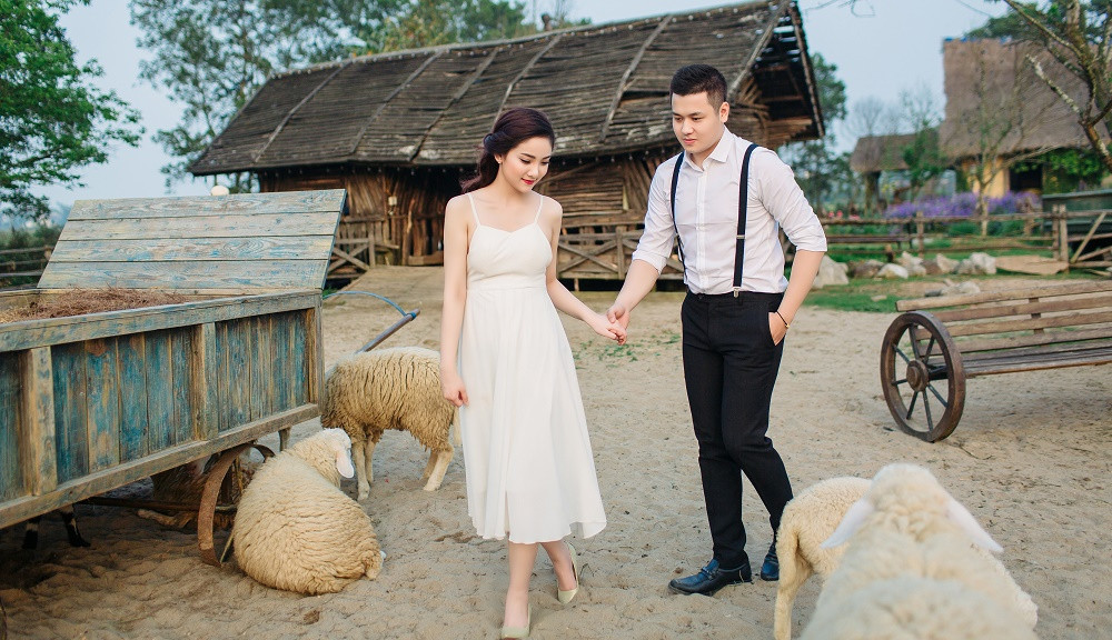 Dù chỉ tranh thủ nhưng bằng nhan sắc trời phú của cả hai nên bộ ảnh cưới của Minh Hải và Mai Ka vẫn lột tả rõ tình cảm. Chia sẻ với phóng viên, cô tiếp viên Hàng không 9X tiếc rằng chưa thực hiện được bộ ảnh liên quan tới nghề nghiệp của mình.