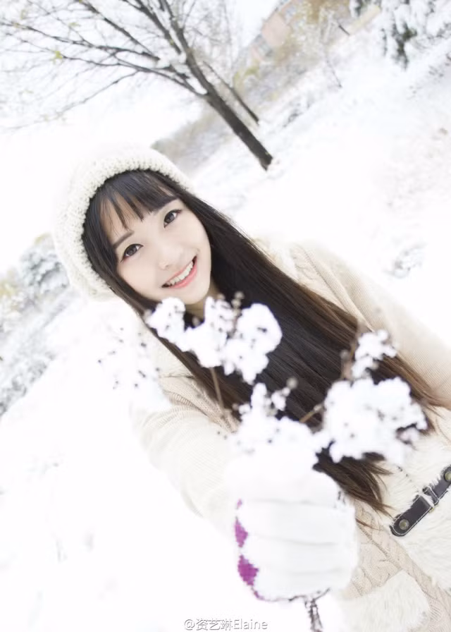 Đôi mắt long lanh và nụ cười tỏa nắng của cô nàng xinh đẹp Tư Nghệ Lâm đã đốn tim hàng ngàn cư dân mạng trong nước.