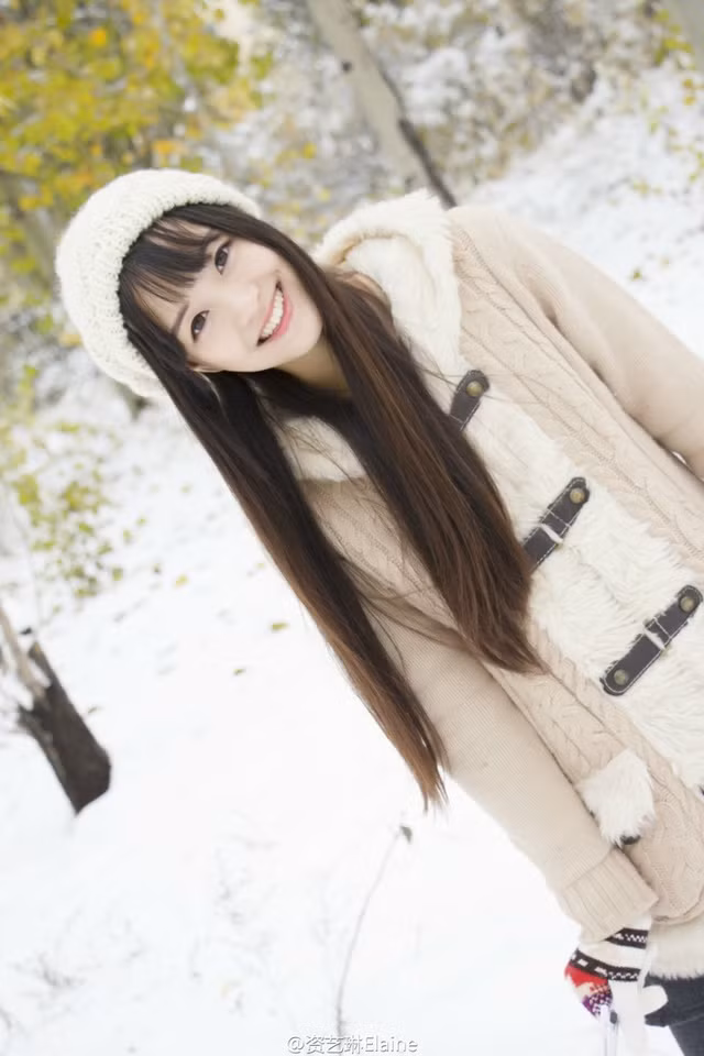 Bằng vẻ đẹp khuôn mặt và nụ cười tỏa nắng mà Tư Nghệ Lâm đó đã nhanh chóng thu hút hàng nghìn lượt theo dõi trên trang cá nhân cùng nhiều lời tán dương vẻ đẹp.