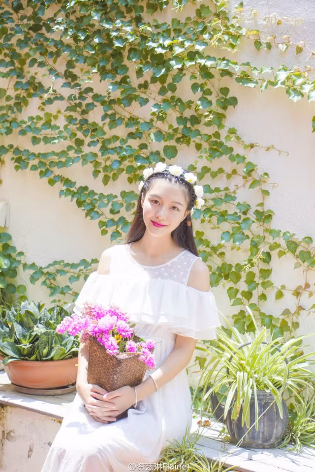 Vẻ đẹp cổ điển và khí chất trong sáng khiến cô nàng xinh đẹp này chẳng khác nào "thần tiên tỉ tỉ" bước ra từ trong tranh.