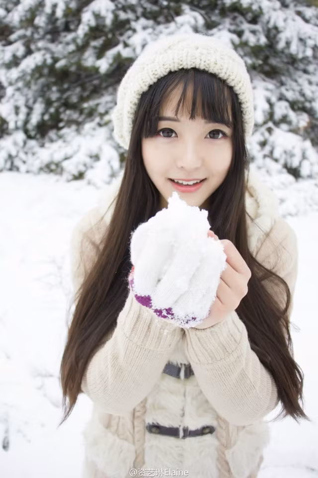 Tư Nghệ Luân được nhiều người biết đến sau khi đăng tải bộ ảnh chụp dưới khung cảnh tuyết trắng tuyệt đẹp. Ngay sau đó, cô nàng 9X này được cư dân mạng đặt cho biệt danh " cô bé mùa đông" để tán thưởng vẻ xinh đẹp.