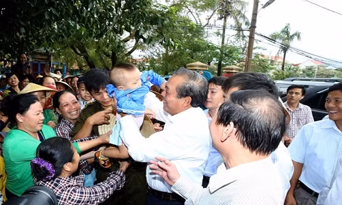 Phó thủ tướng đã đến thăm một số gia đình bị ảnh hưởng bởi sự cố môi trường. Ảnh: VGP.