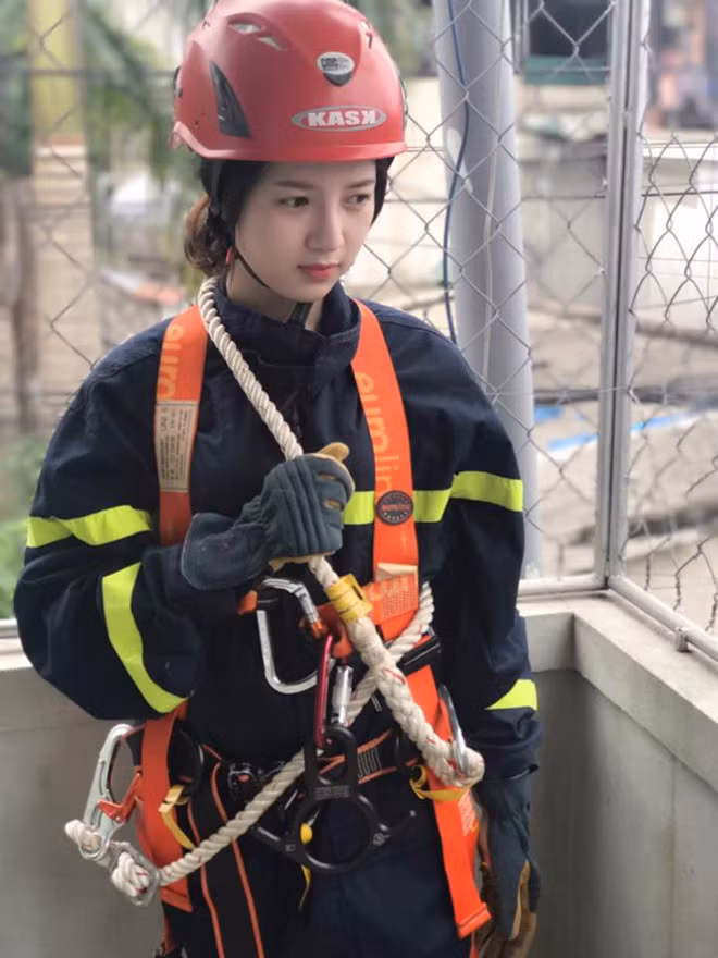 Mới đây trên mạng xã hội, bức ảnh về cô nàng sở hữu nhan sắc xinh đẹp trong bộ đồng phục lính cứu hỏa đã gây được sự chú ý của cộng đồng mạng. Ảnh trong bài: Facebook nhân vật.