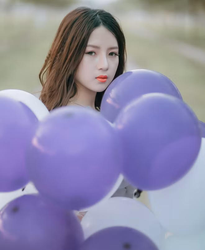 Không chỉ vậy, nữ sinh ngành Hàng không này còn nhận được nhiều lời mời quảng cáo từ các cửa hàng, shop thời trang. Phương Thảo yêu thích công việc này và muốn học hỏi kinh nghiệm từ những người đi trước. Cũng chính nhờ có việc làm người mẫu, giúp cô có thêm khoản chi phí sinh hoạt hàng ngày.