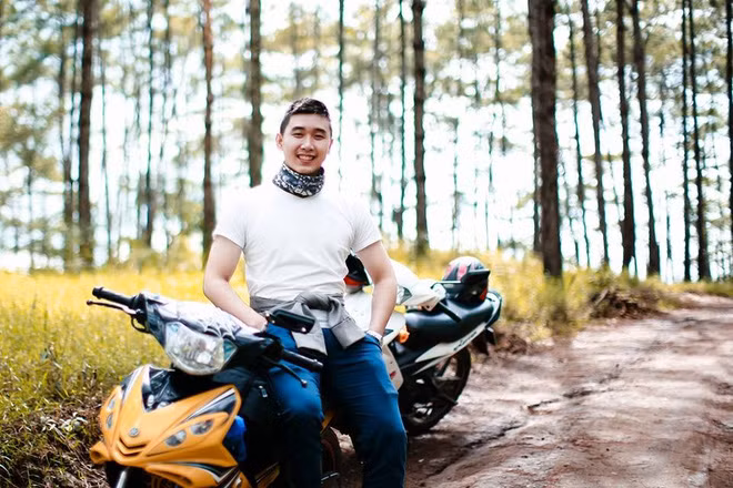 Cũng chính bởi lẽ thường xuyên xuất hiện và làm việc tại trường cấp ba nên nhiều học sinh đã ưu ái gọi anh chàng là thầy giáo.