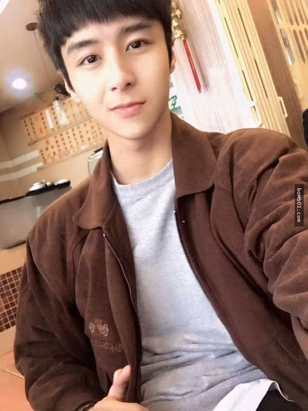 Theo thông tin từ một số người bạn đi cùng đi trên chuyến tàu thì chàng soái ca trong ảnh có tên là Chan Meng Lin cao 1m75. Dù đã ra trường, nhưng nhìn Chan không khác gì một nam sinh cấp 3.