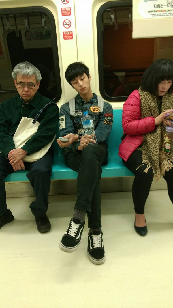 Câu chuyện về chàng soái ca tỉnh táo nhất năm xuất phát từ cô gái có tên Joe. Trên chuyến tàu điện ngầm trở về nhà sau giờ học, cô gái này đã rút máy điện thoại ra chụp anh chàng có khuôn mặt thư sinh, ngồi ghế đối diện.