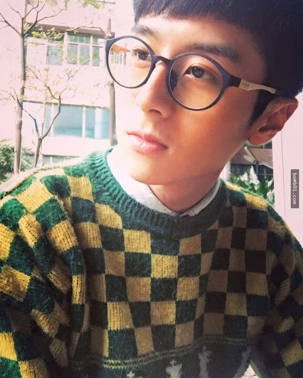 Khuôn mặt trắng trẻo, thư sinh của Chan đã khiến cô nàng Joe cũng như nhiều fan nữ khác phải chết lặng để ngắm nhìn.