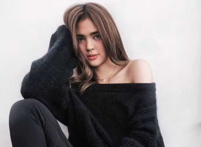 Bên cạnh thành công trên phương diện nghệ thuật điện ảnh thứ 7, cũng chính nhờ vẻ đẹp của mình Sofia còn đánh phá showbiz bằng những bộ ảnh thời trang cho các thương hiệu lớn trên thế giới.