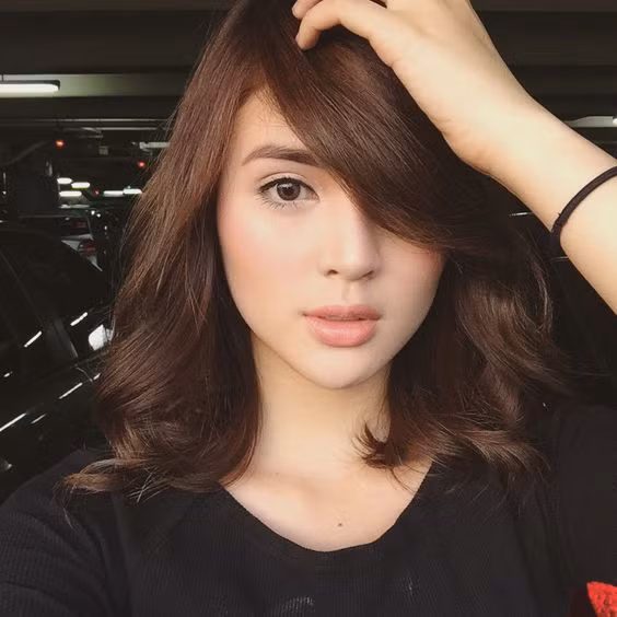 Sofia Louise Alejandre Andres sinh năm 1998 hiện đang sinh sống và học tập tại Philippines. Cô có mẹ là người bản địa và bố là người Anh. Chính vì sự hòa trộn 2 dòng máu trong người giúp cô nàng hot girl lai 9X này có nét đẹp của cả châu Á và châu Âu.